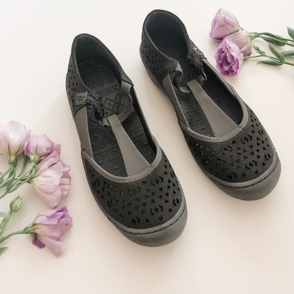 muk luks sport sandals